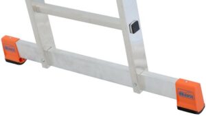 Two extra wide stabilisers with slip-resistant foot caps 